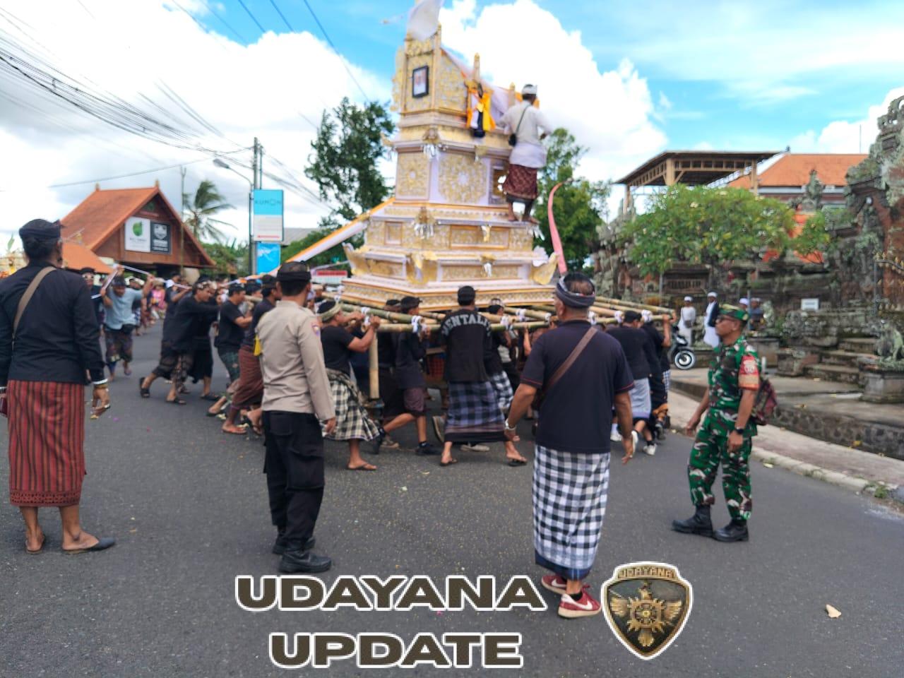 Babinsa Desa Sidan Amankan Upacara Ngaben, Wujud Kepedulian TNI di Tengah Masyarakat