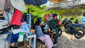 Sembari Pantau Bangsit, Babinsa Ped Gelar Komsos Bersama Warga Di Pelabuhan Banjar Nyuh