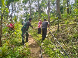 Babinsa Panji Anom Amankan Pelepasan Pipa Pompa Hidram Subak Pucak Landep