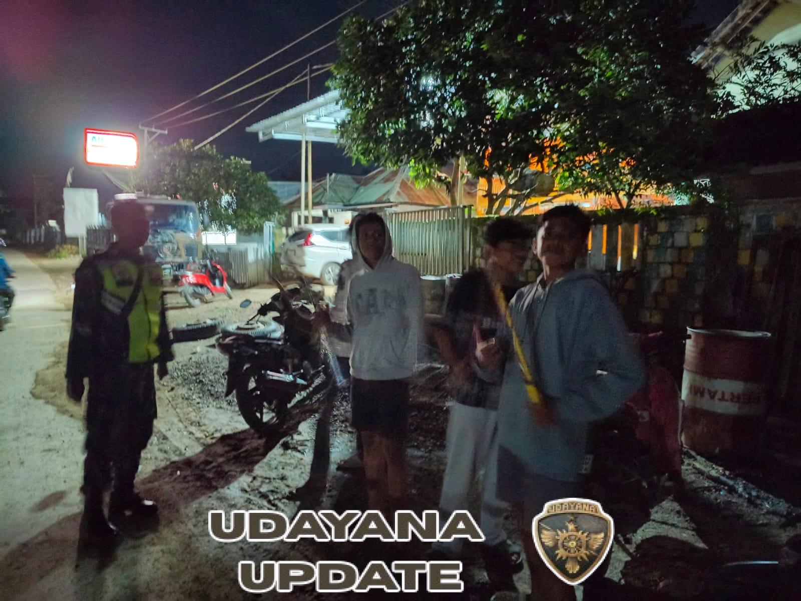 Koramil Ropang Menyapa Warga Lewat Patroli Malam