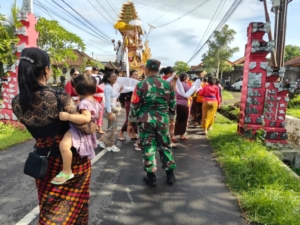Babinsa Desa Belumbang Hadiri dan Amankan Jalannya Upacara Ngaben Warga Desa Binaan