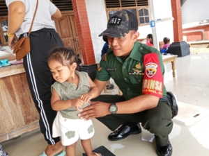 Babinsa Desa Baluk Sertu Gusti Komang Tri Guna Dampingi Layanan Kesehatan di Posyandu Sekar Tunjung