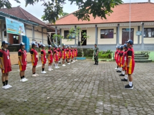 Melalui Latihan PBB, Batituud Koramil 07/Busungbiu Gembleng Mental Siswa SMPN 4 Busungbiu Menjadi Pribadi Tangguh”
