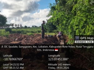 Babinsa Kodim 1627/Rote Ndao Pantau Pendistribusian Material dan Pemasangan Fondasi di Desa Lekunik