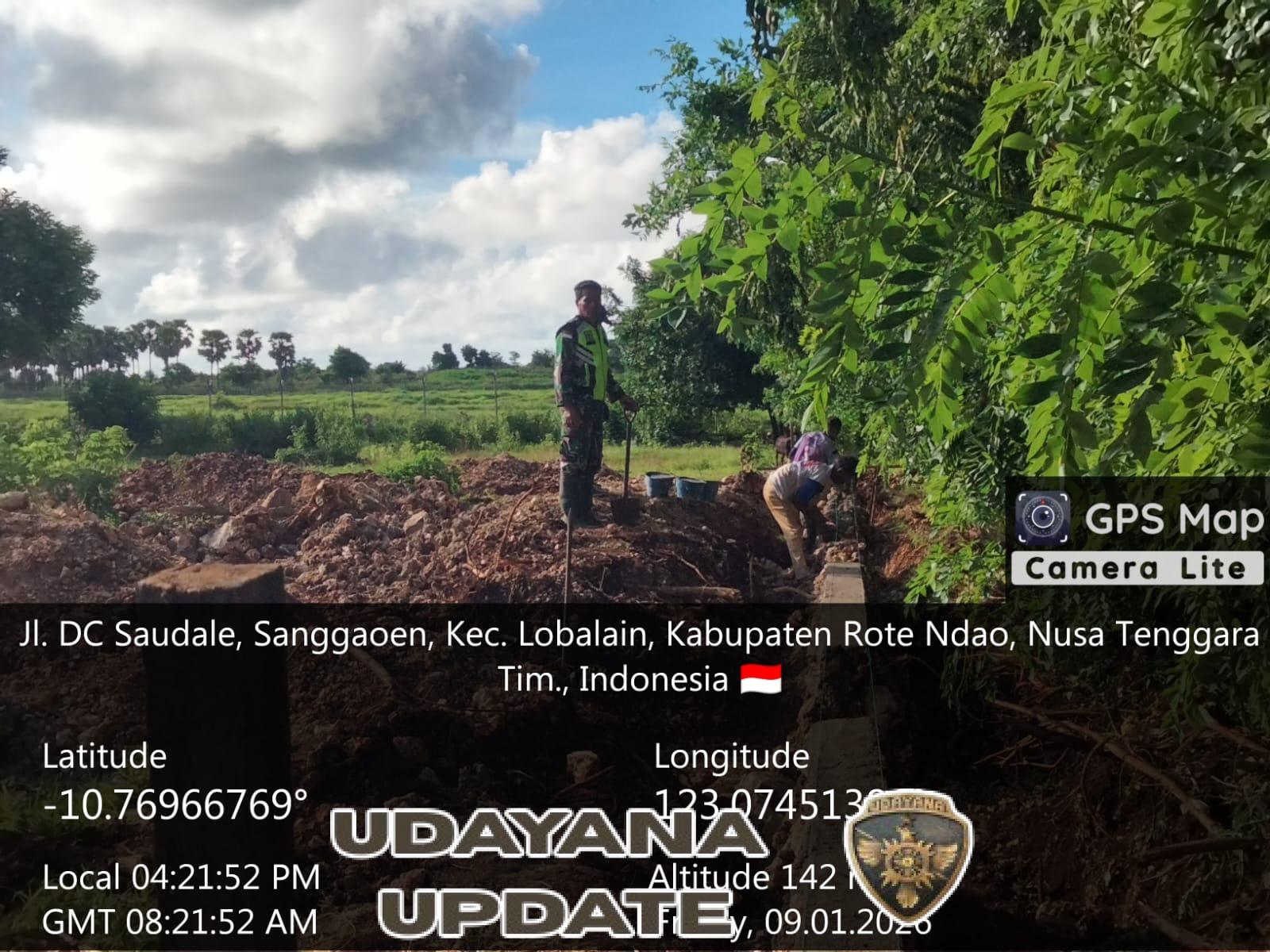 Babinsa Kodim 1627/Rote Ndao Pantau Pendistribusian Material dan Pemasangan Fondasi di Desa Lekunik