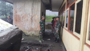 Dandim 1626/Bangli Tinjau Bangunan WC SDN 2 Batur yang Roboh Akibat Longsor