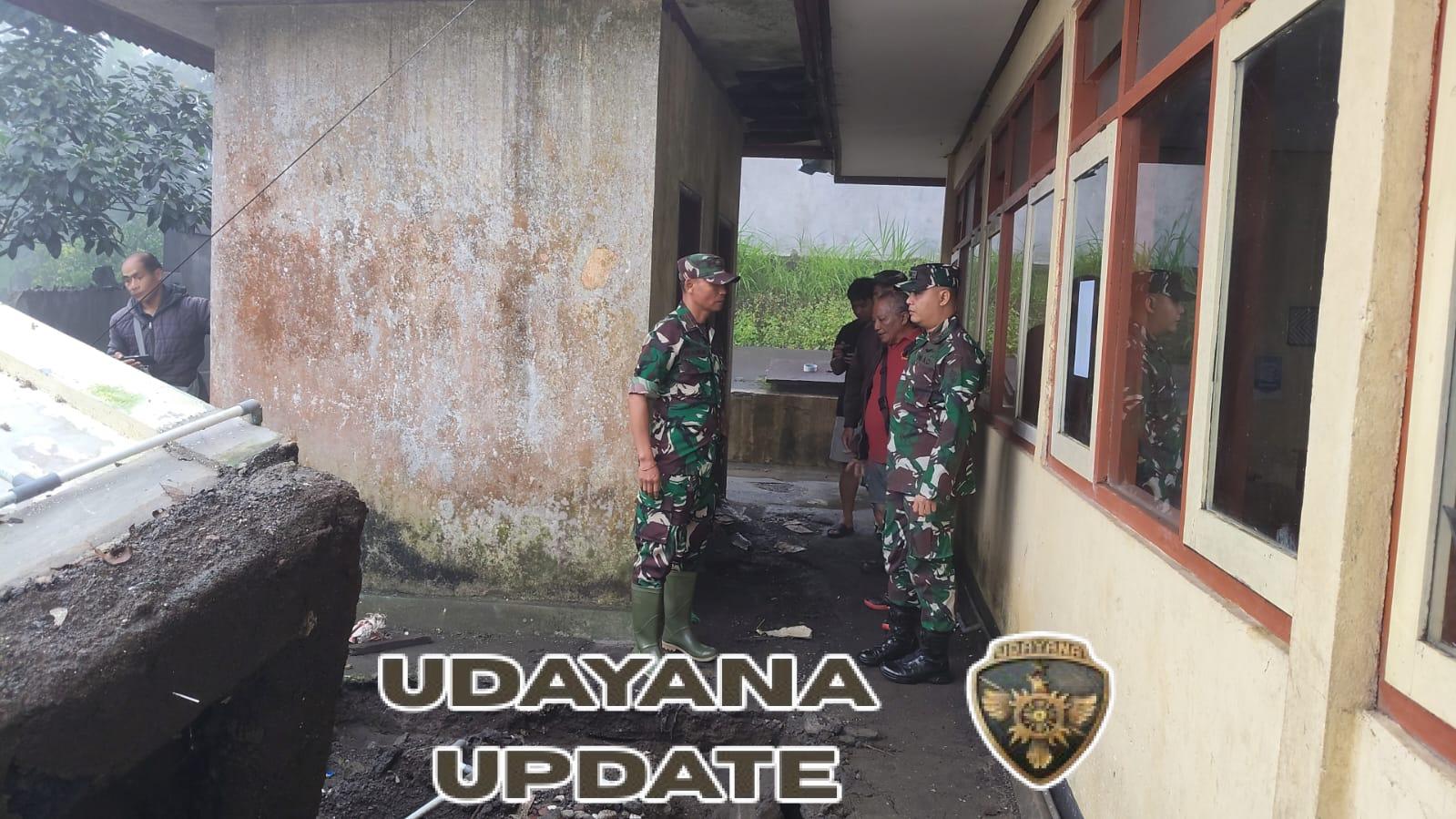 Dandim 1626/Bangli Tinjau Bangunan WC SDN 2 Batur yang Roboh Akibat Longsor