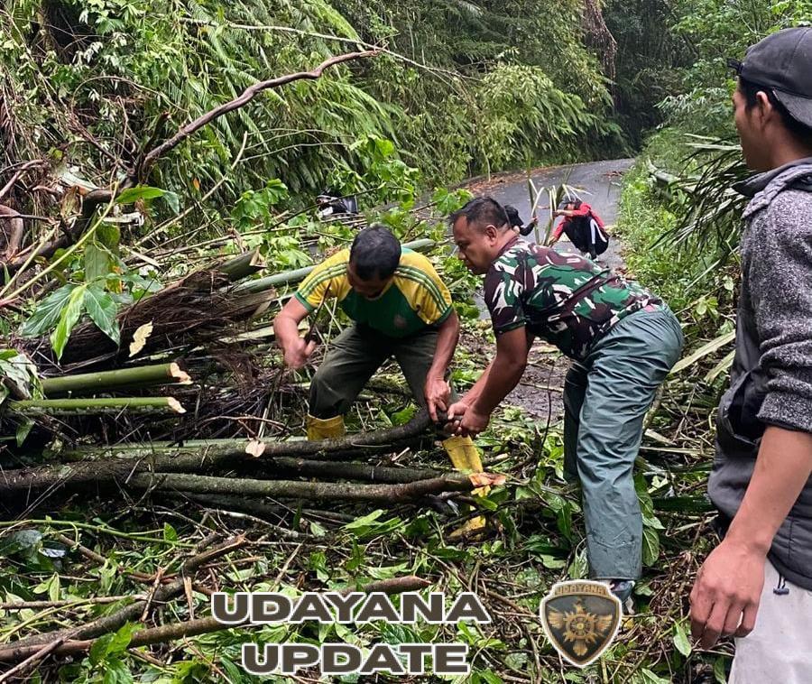 Babinsa Bersama Warga Bersihkan Longsor, Koramil 04/Kintamani Lanjutkan Gotong Royong