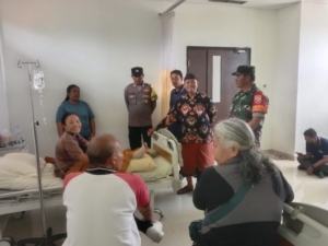 Babinsa Takmung Bersama Perbekel Dan Bhabinkamtibmas Jenguk Ibu Sekdes Yang Sakit