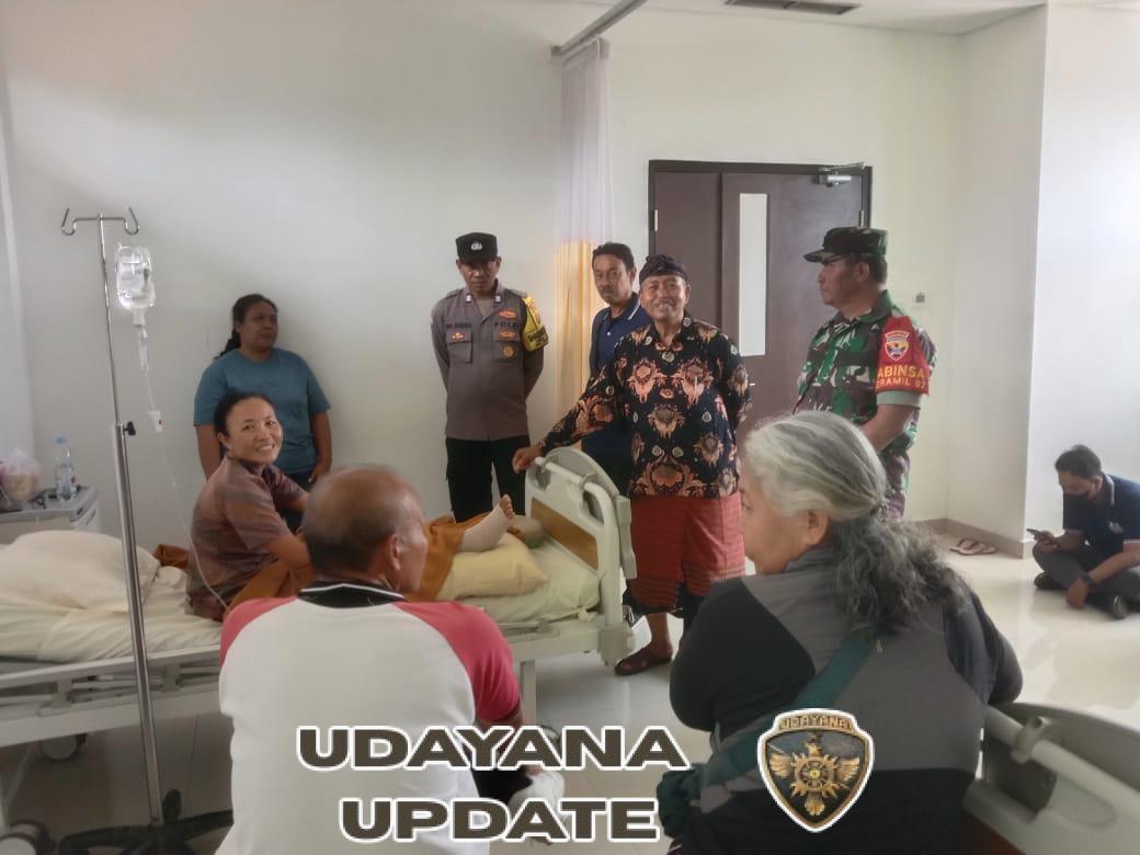 Babinsa Takmung Bersama Perbekel Dan Bhabinkamtibmas Jenguk Ibu Sekdes Yang Sakit