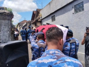 Babinsa Sampalan Kelod Kawal Ketat Persemayanan Jenasah Anggota Yonparako 468 Brigade Parako 3 Pasgat