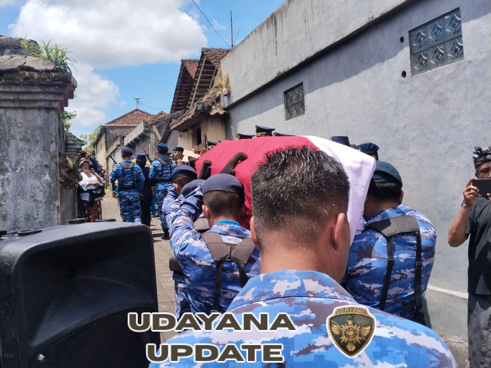 Babinsa Sampalan Kelod Kawal Ketat Persemayanan Jenasah Anggota Yonparako 468 Brigade Parako 3 Pasgat