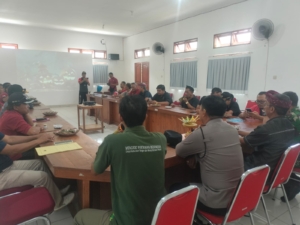 Perkuat Sinergitas, Danramil 1609-07/Busungbiu Hadiri Rakor Forkopimcam Bersama Tokoh Masyarakat