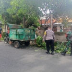 Babinsa dan Bhabinkamtibmas Bersama Pemerintah Desa Sulanyah Gelar Gotong Royong di Banjar Dinas Taman Sari