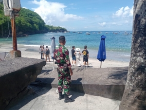 Danramil Nusa Penida Utus Babinsa Pantau Keamanan Dan Ketertiban Obyek Wisata
