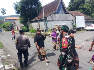 Babinsa Koramil Dawan Gelar Pengamanan Upacara Keagamaan Di Banjar Metulis