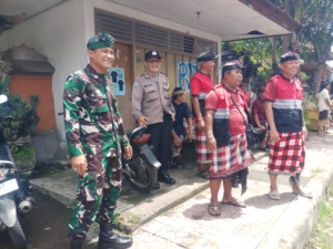 Babinsa Koramil Dawan Bersinergi Kawal Acara Pernikahan Warga Di Banjar Metulis