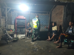 Patroli Malam Koramil Empang, TNI Ajak Warga Aktif Jaga Keamanan