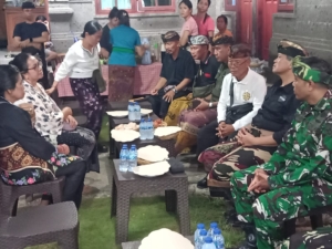 Danramil 1609-02/Kubutambahan mendampingi Kegiatan staf khusus Kasad (Letjen TNI I Nyoman Cantiasa S.E,.M.Tr.Han) di Desa Kubutambahan