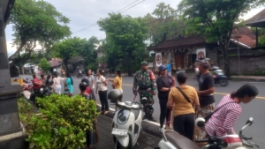 Babinsa Beratan Ajak Warga Bergerak, Gotong Royong Bersihkan Lingkungan Demi Buleleng Bersih