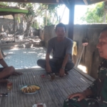 Babinsa Desa Pangkungparuk Laksanakan Komsos untuk Perkuat Stabilitas Wilayah Binaan