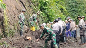 Karya Bakti Koramil 1626-04/Kintamani Pasca Tanah Longsor di Banjar Wanagiri