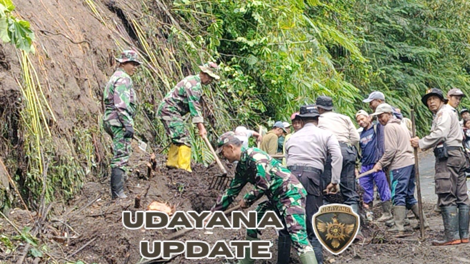 Karya Bakti Koramil 1626-04/Kintamani Pasca Tanah Longsor di Banjar Wanagiri