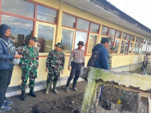 Karya Bakti Penanganan Awal WC SDN 2 Batur Jebol, TNI–Polri dan Warga Bergerak Cepat