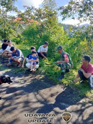 Babinsa Batur Selatan Bersama Warga Gelar Karya Bakti Bersih-bersih di Jalan Banjar Taksu