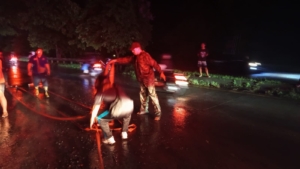 Si Jago Merah Lalap Bengkel Sepeda Motor Di Desa Tangkas, Aparat Gabungan Bersinergi Gelar Pemadaman
