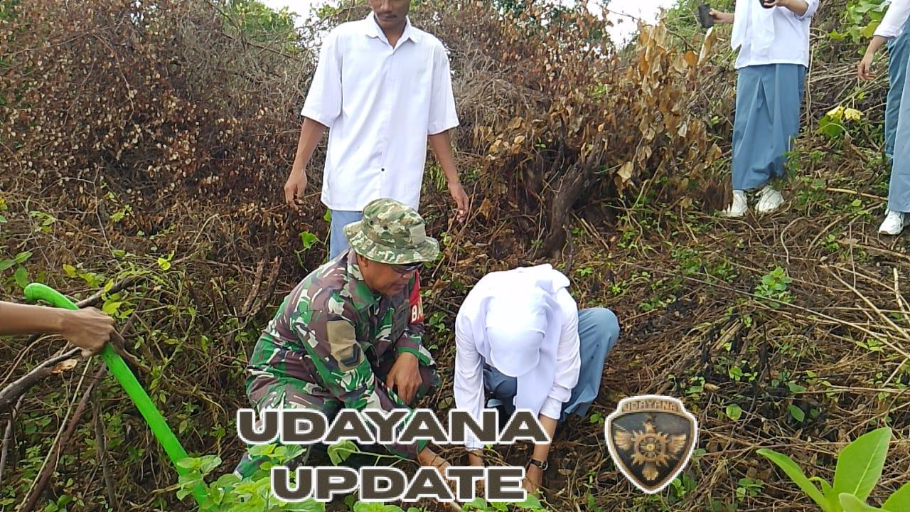 Dukung Program Sumbawa Menanam, Koramil Alas Bersama Warga Hijaukan Desa Lekong