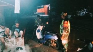Patroli Malam Humanis, Babinsa Lunyuk Ingatkan Warga Utamakan Keselamatan di Jalan