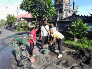 Babinsa dan Bhabinkamtibmas Bersama Perangkat Desa Gotong Royong Perbaiki Saluran Air di Kantor Desa Penuktukan