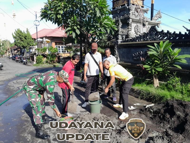 Babinsa dan Bhabinkamtibmas Bersama Perangkat Desa Gotong Royong Perbaiki Saluran Air di Kantor Desa Penuktukan