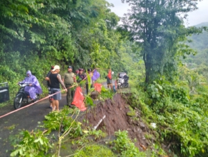Babinsa dan Bhabinkamtibmas Cek Senderan Jalan Amblas Akibat Hujan Deras di Desa Ularan