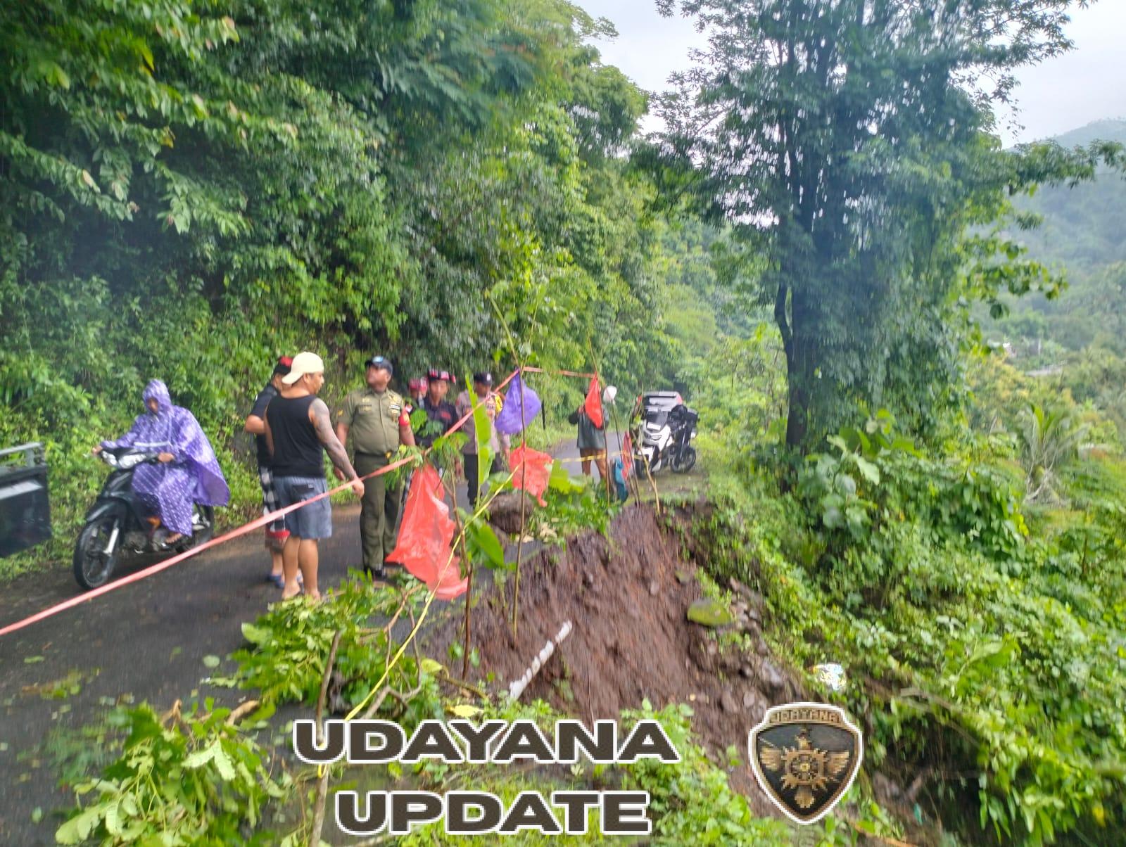 Babinsa dan Bhabinkamtibmas Cek Senderan Jalan Amblas Akibat Hujan Deras di Desa Ularan