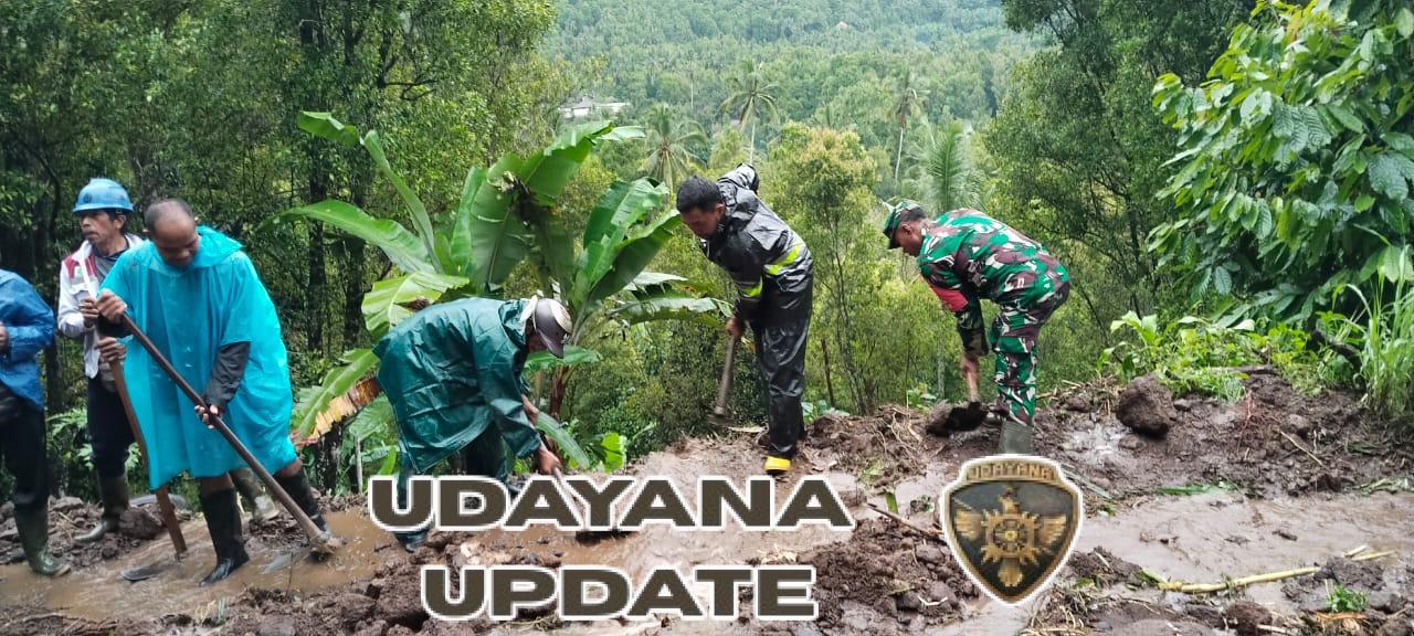 Babinsa Gobleg Bersama Warga Gotong Royong Bersihkan Longsor di Akses Jalan Desa