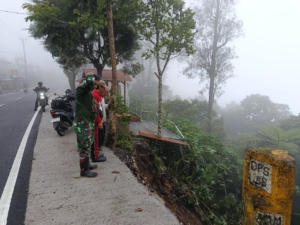 Babinsa Wanagiri Monitoring Longsor di Ruas Jalan Wanagiri–Munduk