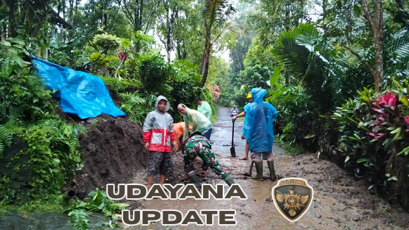 Babinsa Kayuputih Bersama Warga Gotong Royong Bersihkan Longsor Paska Hujan