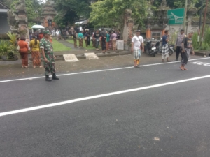 TNI Polri Dan Pecalang Kawal Upacara Pengabenan Di Desa Takmung