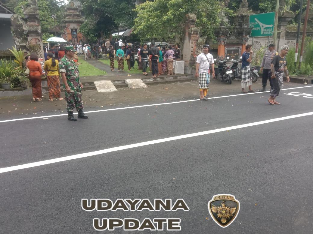 TNI Polri Dan Pecalang Kawal Upacara Pengabenan Di Desa Takmung