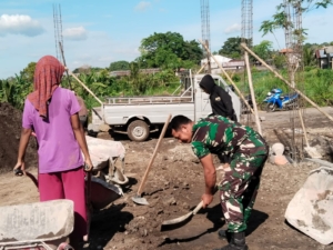 Babinsa Koramil Klungkung Turun Langsung Tinjau Pembangunan KDKMP Di Desa Selat