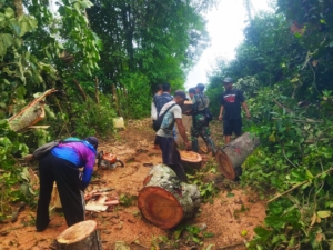 ‎Curah Hujan Tinggi, Babinsa dan Warga Pulihkan Akses Jalan di Diwilayah