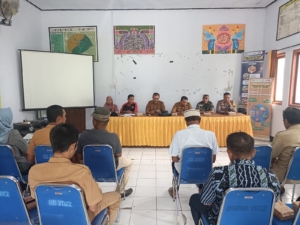 Dukung Pemberdayaan Ekonomi Desa, Babinsa Koramil Lape Lopok Ikut Bahas Lokasi KDMP