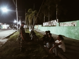 ‎Ciptakan Situasi Aman, Anggota Koramil 1607-09/Utan Rhee Laksanakan Patroli Malam  ‎
