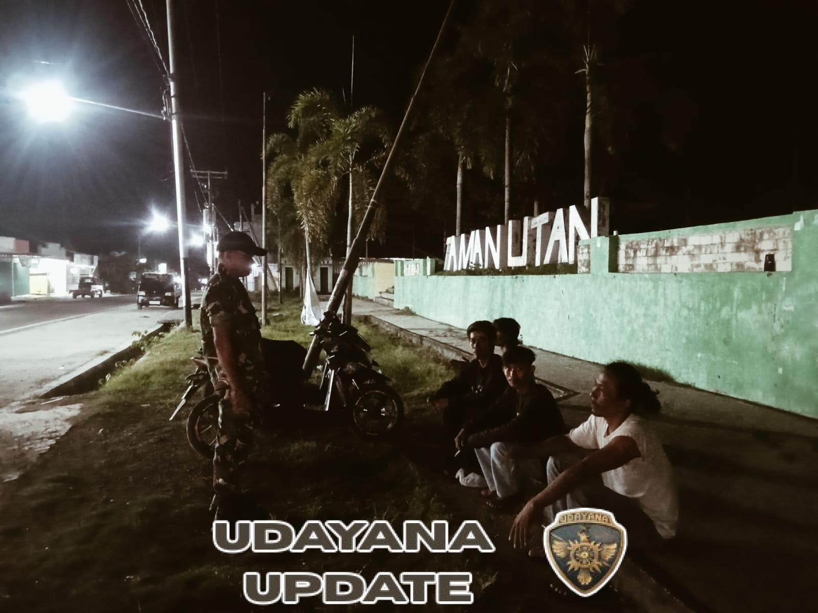 ‎Ciptakan Situasi Aman, Anggota Koramil 1607-09/Utan Rhee Laksanakan Patroli Malam  ‎