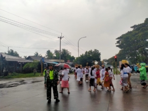 Aparat TNI Polri Dan Pecalang Desa Negari Bersatu Kawal Upacara Keagamaan