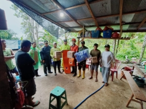 Babinsa Ambengan Gotong Royong Bantu Warga Terdampak Longsor di Pebantenan