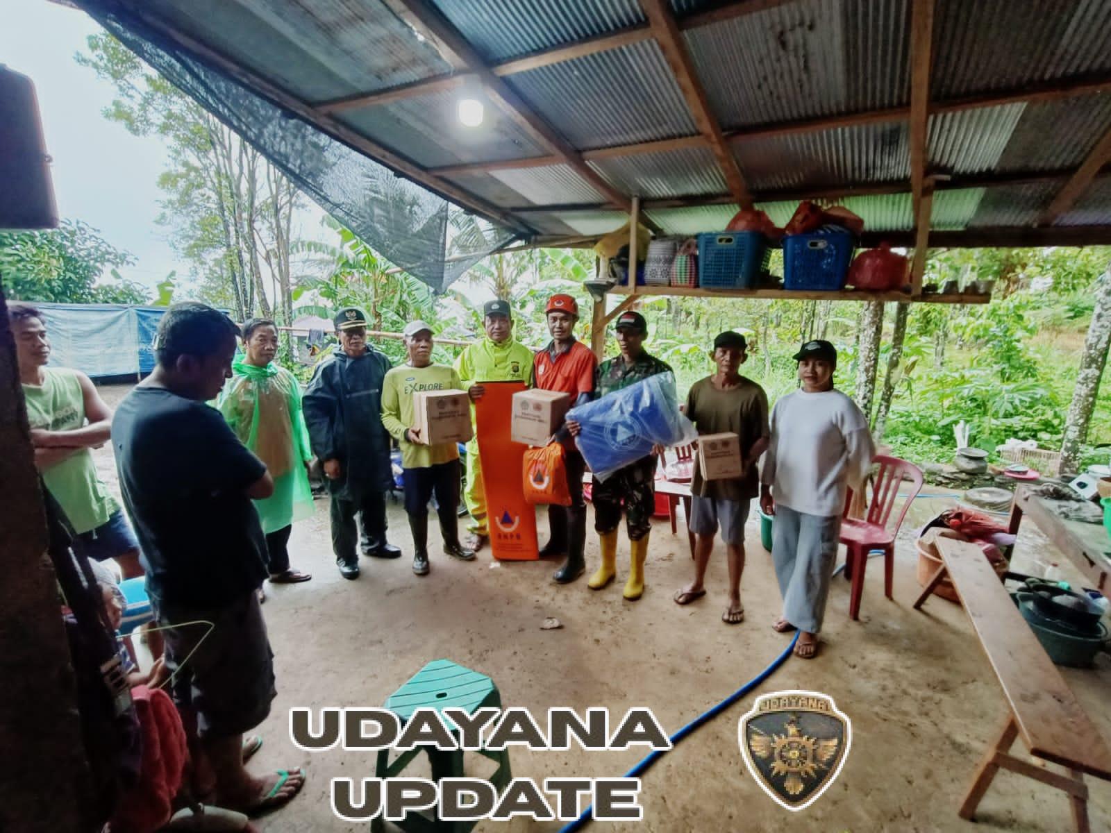 Babinsa Ambengan Gotong Royong Bantu Warga Terdampak Longsor di Pebantenan