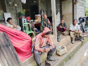 Wujud Kemanunggalan TNI, Babinsa Desa Sepang Gerakkan Warga Perbaiki Senderan Pasca Bencana